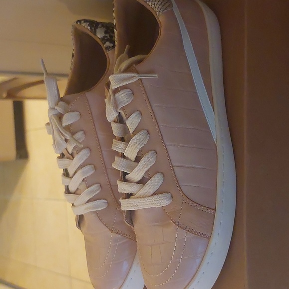 New in box blush sneakers sz 8.5 - Picture 3 of 4
